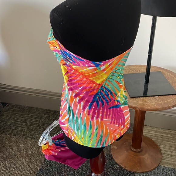 2 pc bikini set. Nearly new superior condition. - Picture 3 of 7